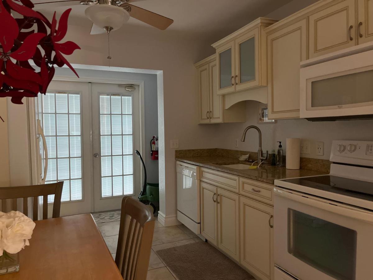An Island Getaway At Palm Tree Villas هولمز بيتش المظهر الخارجي الصورة